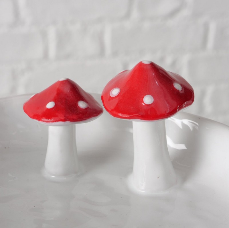Ciotola in ceramica bianca con funghi rossi adatta al contatto con alimenti, perfetta come decoro autunnale